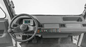  大视野、整体式异型管框架驾驶室。