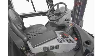  集各种操纵控制于一体的中央操作台