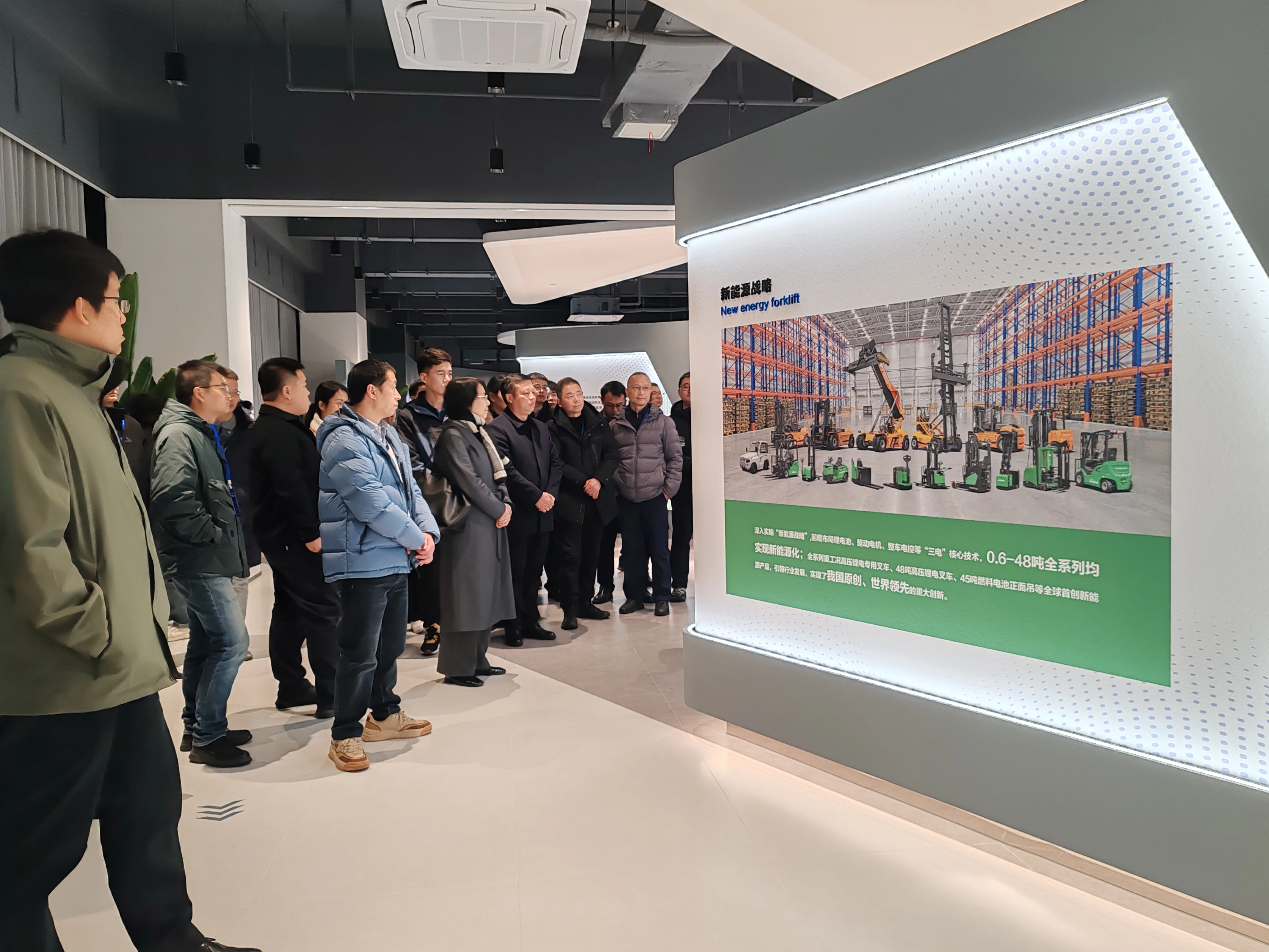 参观uwin电竞
展厅.webp